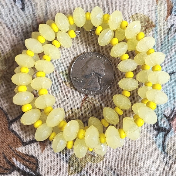 Light Lemon Yellow Faceted Plastic Glass Seed Beads Beaded Memory Wire Bracelet - Picture 2 of 7